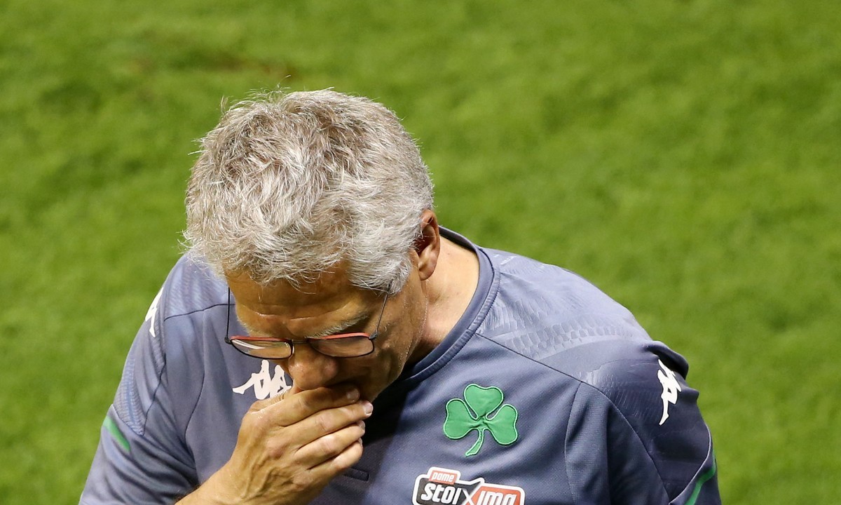 Παναθηναϊκός: Φραστικό επεισόδιο Μπόλονι με οπαδό – Έπεσε και μπουκάλι