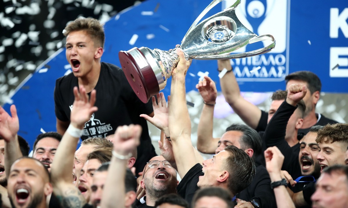 ΠΑΟΚ: H κούπα στους οπαδούς και τρομερό πάρτι! (vid)