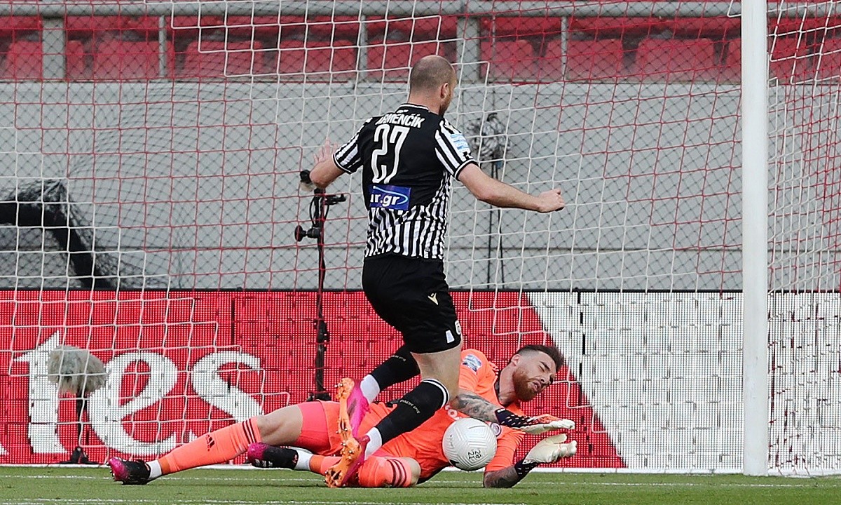 Ολυμπιακός – ΠΑΟΚ: Η μεγάλη επέμβαση του Σα στην ευκαιρία του Κρμέντσικ (vid)