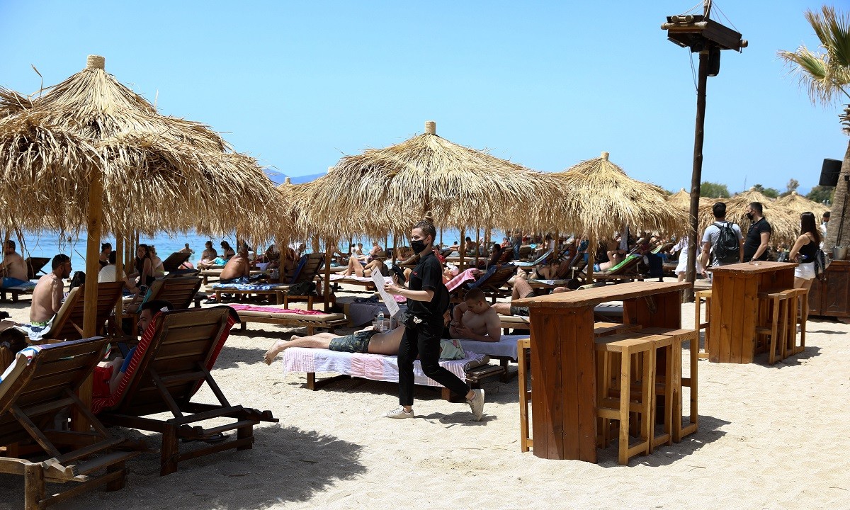 Άρση lockdown: «Βούλιαξαν» οι παραλίες σε Αθήνα και Θεσσαλονίκη