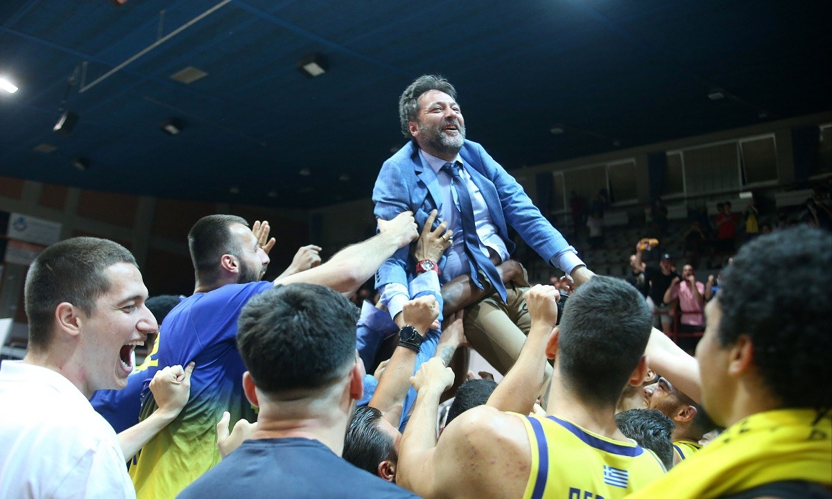 Ο Χρήστος Σερέλης αποτελεί μια σπάνια περίπτωση στην ελληνική πραγματικότητα αφού βρίσκεται στο Λαύριο 18 χρόνια, τα 16 ως πρώτος προπονητής.