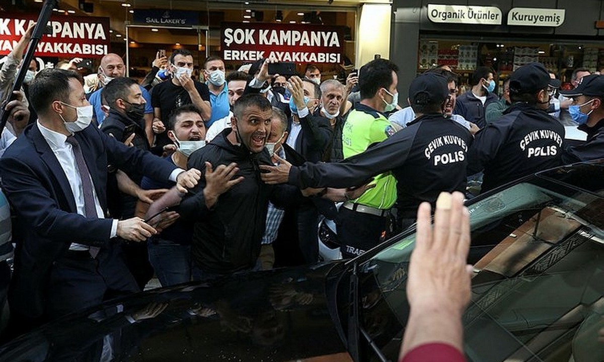 Τουρκία: Επίθεση δέχθηκε η πρώην πρόεδρος της τουρκικής εθνοσυνέλευσης και επικεφαλής του «Καλού Κόμματος» από οπαδούς του ΑΚP.