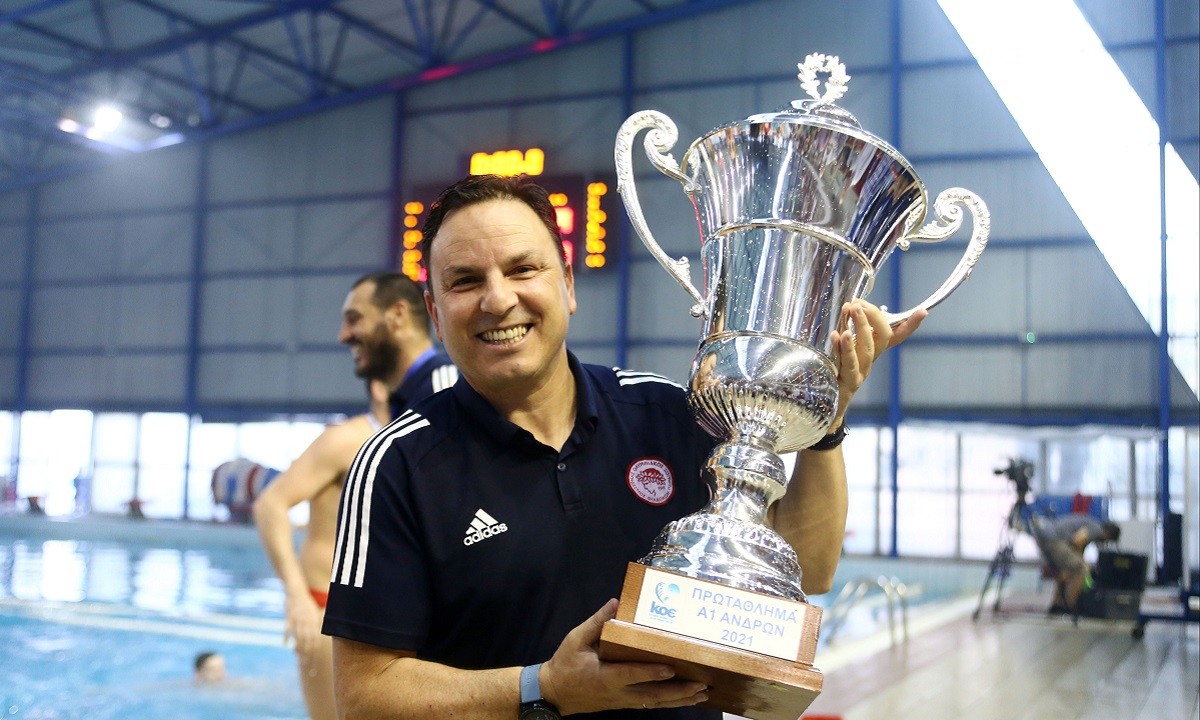 Ο Ολυμπιακός σήκωσε το 9ο συνεχόμενο πρωτάθλημα, και 34ο συνολικά και ο Θοδωρής Βλάχος χαρακτήρισε τον τίτλο αυτόν ως τον πιο γλυκό.