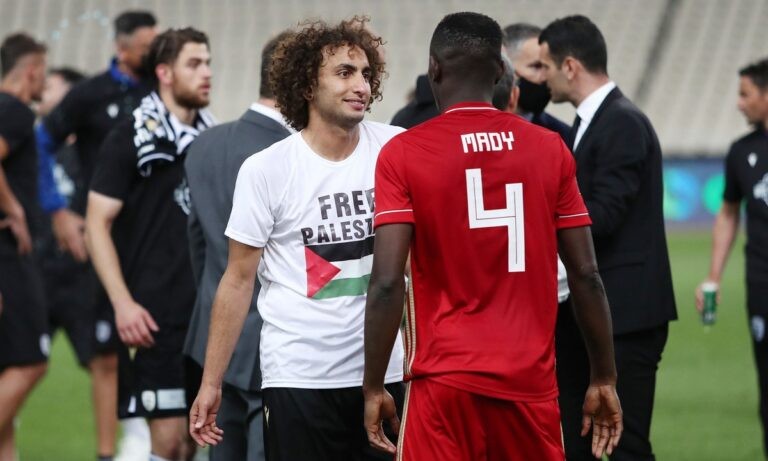 Ο Αμρ Ουάρντα πανηγύρισε το 8ο κύπελλο της ιστορίας του ΠΑΟΚ με φανέλα «Free Palestine» (Λευτεριά στην Παλαιστίνη).