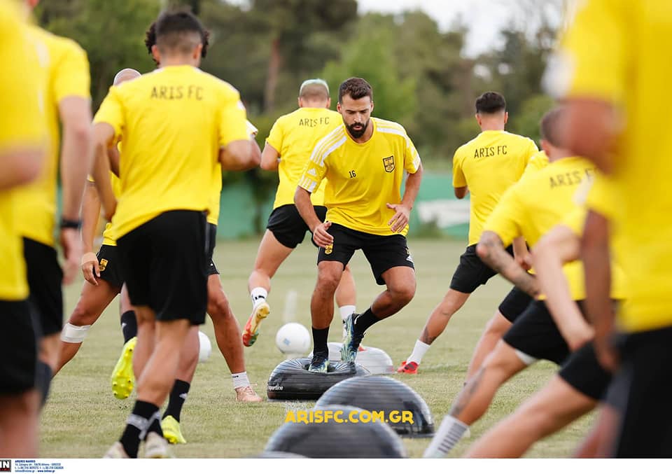 Άρης: Και με τη... βούλα άρχισε η σεζόν 2021-22 για τους «κιτρινόμαυρους»! Το απόγευμα της Τρίτης (15/6) ο Άκης Μάντζιος προπόνηση για πρώτη φορά τους ποδοσφαιριστές του.
