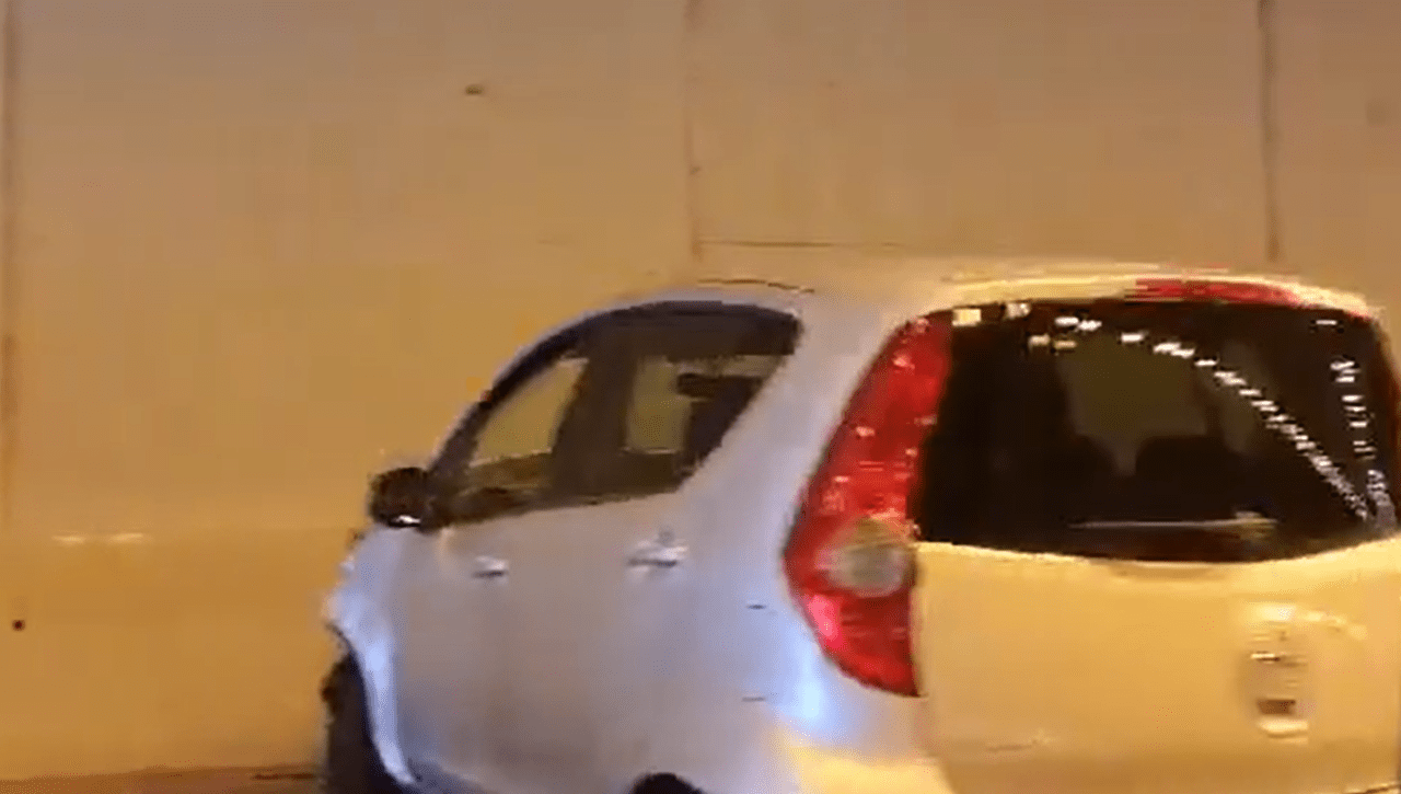 Σοβαρό τροχαίο σημειώθηκε στη Λεωφόρο Ποσειδώνος το πρωί του Σαββάτου (19/6) με αποτέλεσμα να δημιουργηθεί κυκλοφοριακή συμφόρηση. 