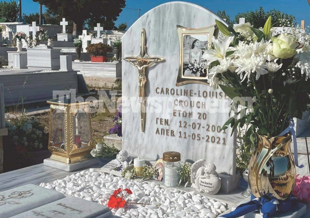 Έγκλημα στα Γλυκά Νερά: Δύο αλλαγές σκοπεύει να κάνει να κάνει η οικογένεια της Καρολάιν, στον τάφο της κόρης της στο Κοιμητήριο Αλοννήσου.