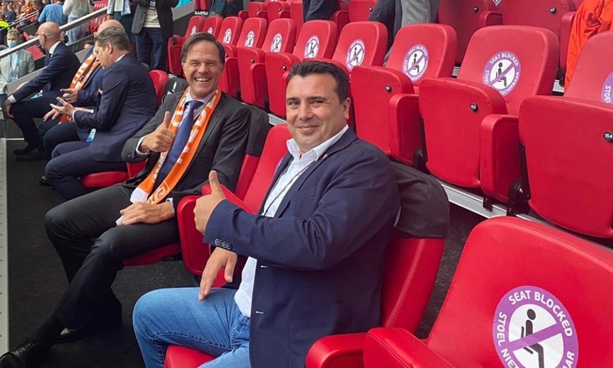 EURO 2020: Ο πρωθυπουργός των Σκοπίων, Ζόραν Ζάεφ, βρέθηκε στο Άμστερνταμ για να δει τον αγώνα της Εθνικής του ομάδας.