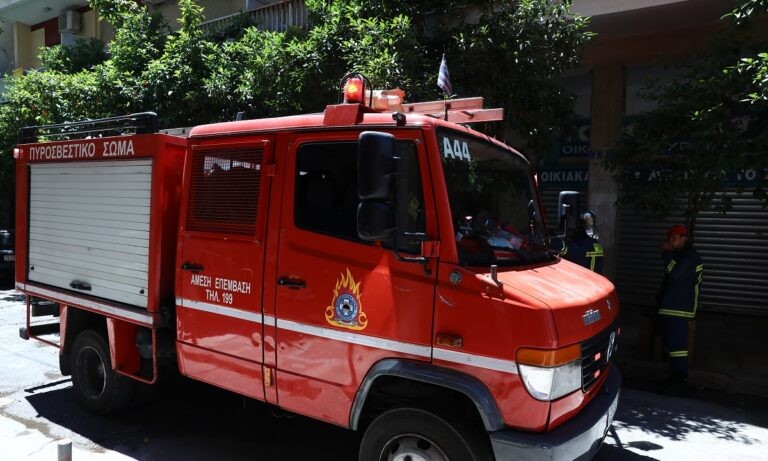 Φωτιά στα Καλύβια Θορικού: «Συναγερμός» στην Πυροσβεστική
