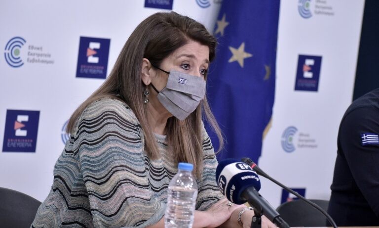 Παπαευαγγέλου: «Είμαστε μακριά από το τείχος ανοσίας» – Τι είπε για τις μάσκες