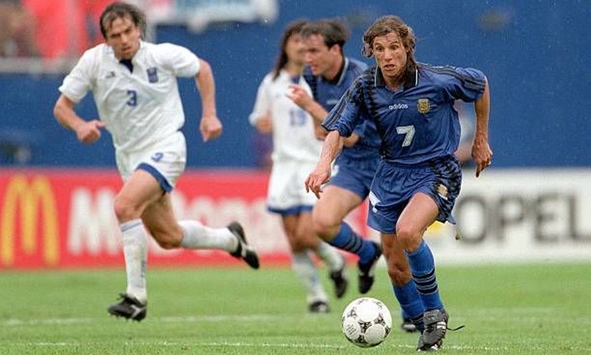 Στο Μουντιάλ του 1994 η Εθνική Ελλάδας, αντιμετώπισε στην πρεμιέρα της, την αντίστοιχη της Αργεντινής και ηττήθηκε με 4-0.
