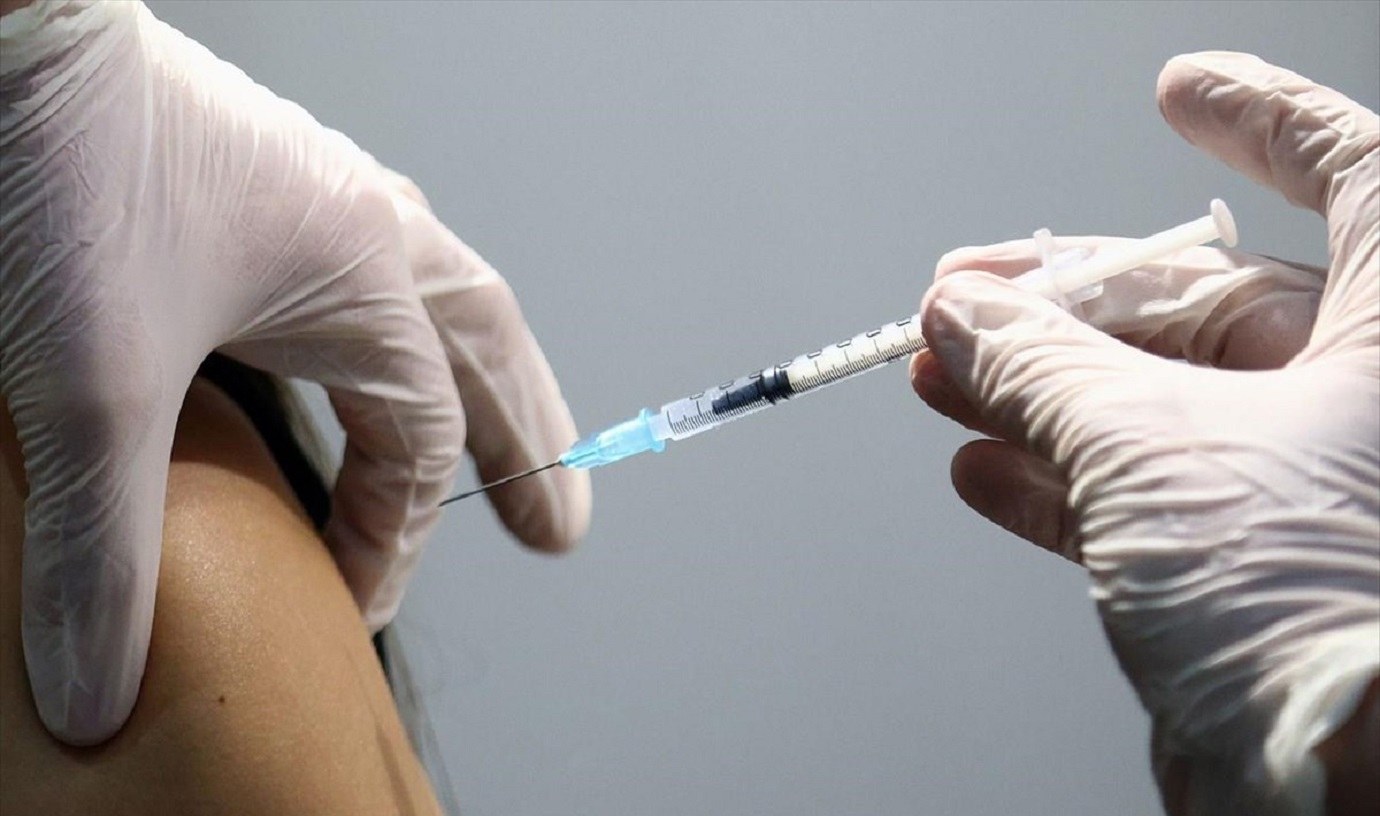 Alpha TV: «Δεν θα επιβαρυνθούμε με πρόσθετα έξοδα για τους αδικαιολόγητα μη εμβολιασμένους εργαζόμενους»