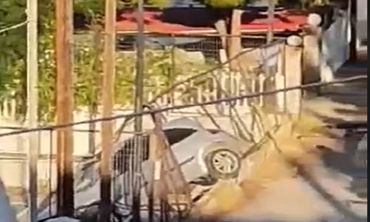 Αυτοκίνητο έπεσε σε γήπεδο μπάσκετ στην Σαλαμίνα – Δείτε το βίντεο