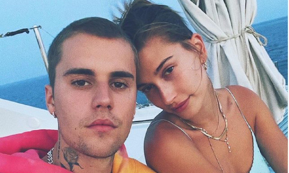 Τις διακοπές τους στην Ελλάδα συνεχίζουν ο τραγουδιστής της ποπ Justin Bieber και η όμορφη σύζυγός του, Hailey Baldwin Bieber.