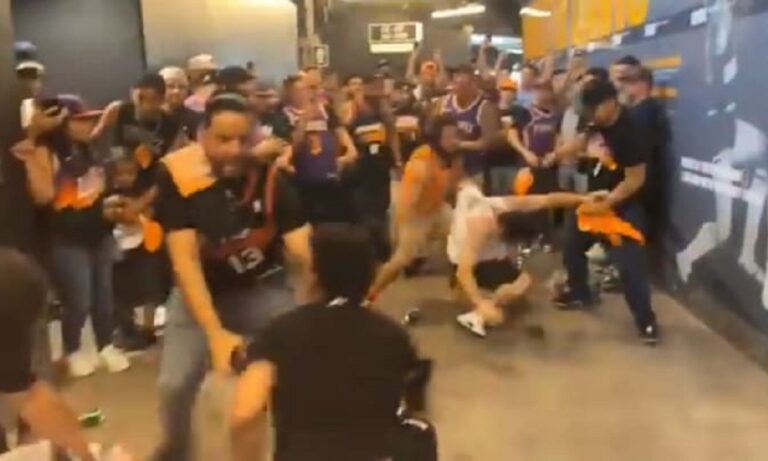 Να που ακόμη και στο NBA πέφτουν... μπουκετίδια μεταξύ οπαδών. Δεύτερο περιστατικό βίας σε ματς των πλέι οφ, πρωταγωνιστές και πάλι οι οπαδοί των Σανς!