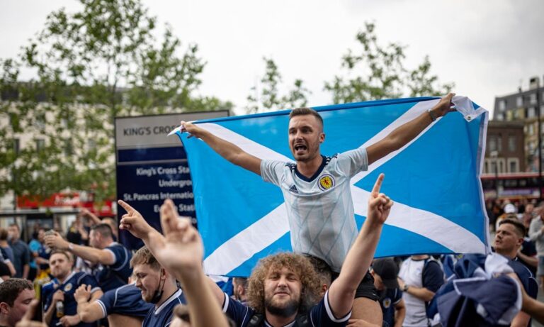 Euro 2020: Μεθυσμένοι Σκωτσέζοι έλουσαν με μπύρες αστυνομικούς! (vid)