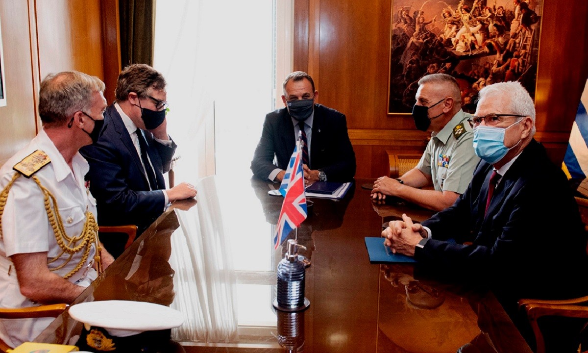 Φρεγάτες: Συνάντηση στο Υπουργείο Εθνικής Άμυνας, με την συμμετοχή του ΥΕΘΑ Νίκου Παναγιωτόπουλου, με τον Βρετανό Ναύαρχο Τόνι Ράντακιν.