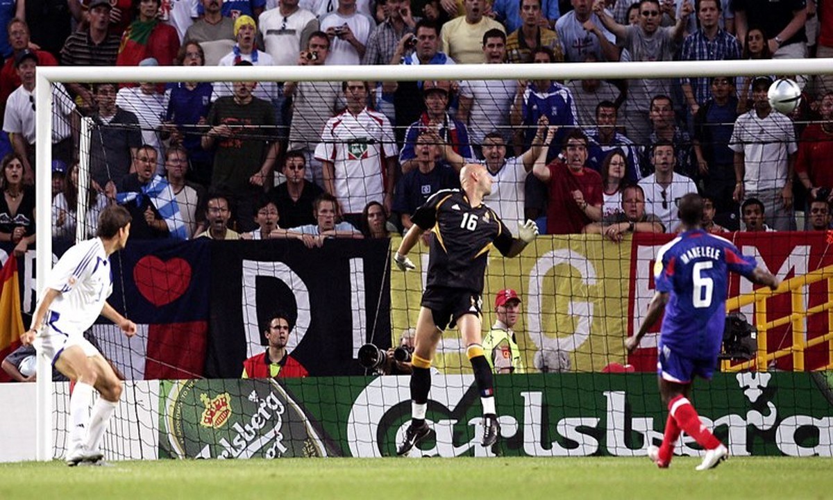 Σαν σήμερα – Euro 2004: Όταν ο Άγγελος Χαριστέας άφησε «άγαλμα» τον Μπαρτέζ και έστειλε την Ελλάδα στους «4» (vid)