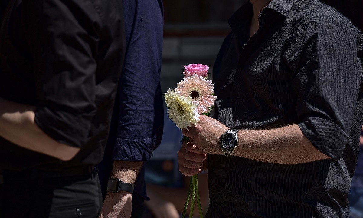 Έγκλημα στα Γλυκά Νερά: Η άγνωστη φωτογραφία του 33χρονου πιλότου αγκαλιά με την κόρη του στην κηδεία
