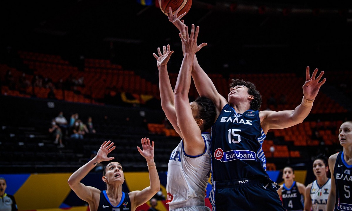 Ιταλία-Ελλάδα: Αναμέτρηση για την 3η αγωνιστική της α' φάσης του Eurobasket Γυναικών που πραγματοποιείται στη Βαλένθια.