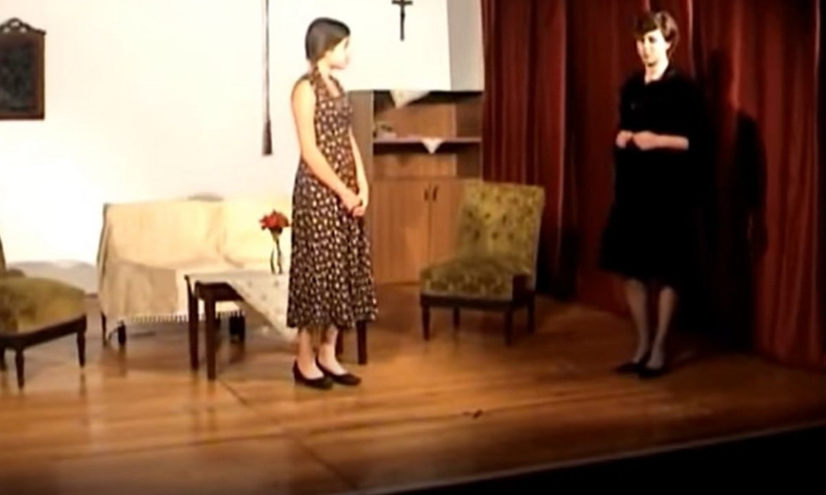 Έγκλημα στα Γλυκά Νερά: Η ταλαντούχα Καρολάιν σε σχολική παράσταση στον ρόλο της Τζούλιας από το Δον Καμίλλο (vid)