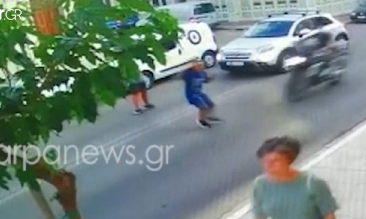 Κρήτη: Σοκαριστικό video – Μοτοσικλέτα πέφτει πάνω σε νεαρό πεζό