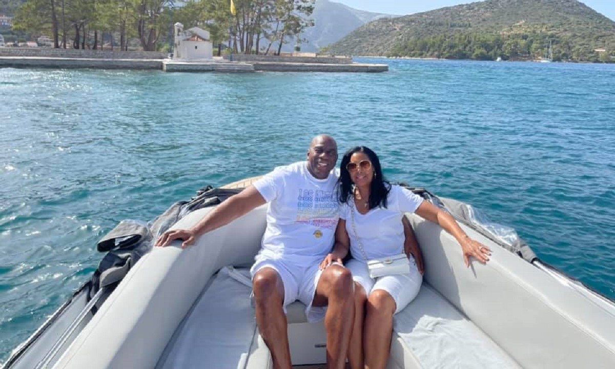 Ο θρύλος του NBA, Μάτζικ Τζόνσον βρίσκεται στη χώρα μας και κάνει τις διακοπές του μαζί με τη σύζυγό του, Κούκι και δηλώνει εντυπωσιασμένος από την Ελλάδα.