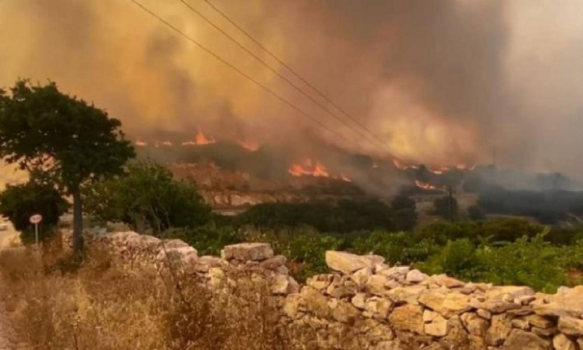 Πάρος: Συνεχίζεται να μαίνεται η πυρκαγιά σε έκταση στην περιοχή «Κώστος», ενώ το Πυροσβεστικό Σώμα ανακοίνωσε ότι ενισχύει τις δυνάμεις.