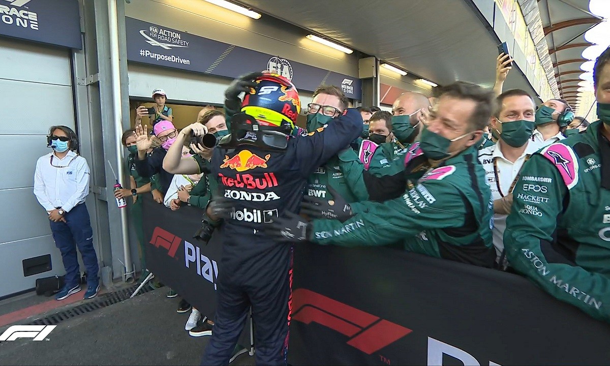 Τεράστια νίκη Σέρχιο Πέρεζ και Red Bull. Χαρμολύπη για την Red Bull μετά το σκασμένο ελαστικό του Φερστάπεν και την απώλεια της 1ης θέσης.