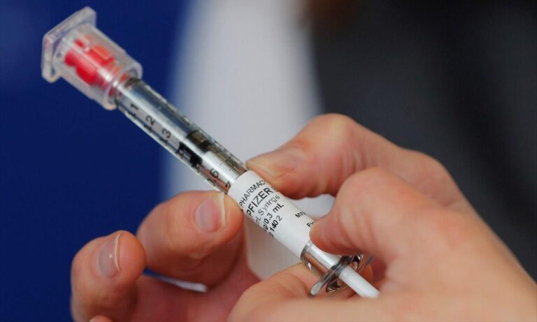 Εμβόλια Pfizer και Moderna: Οι παρενέργειες που πρέπει να ξέρουμε
