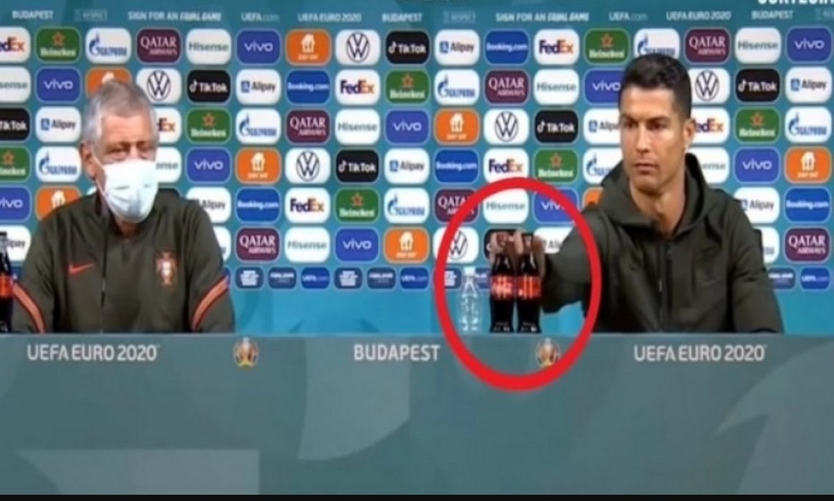 Euro 2020: Ο Κριστιάνο Ρονάλντο αντέδρασε μάλλον ακραία όταν χρειάστηκε να μιλήσει στη συνέντευξη Τύπου, έχοντας μπροστά του δύο μπουκάλια Coca Cola.