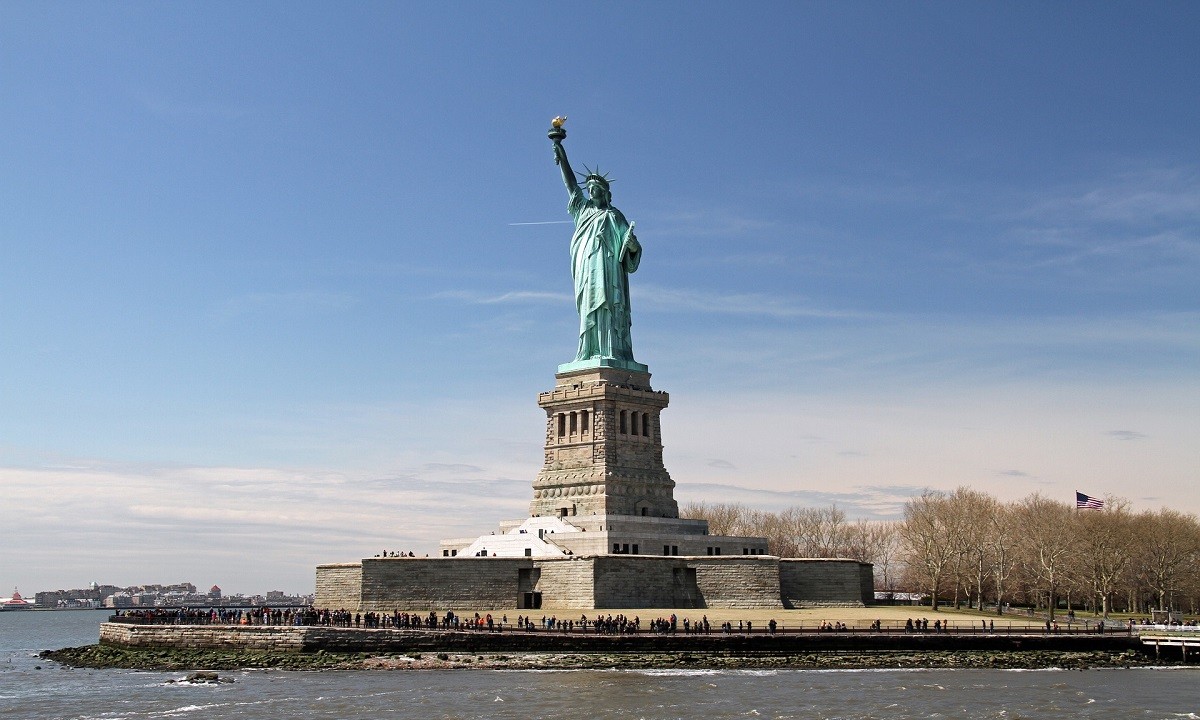 Το Άγαλμα της Ελευθερίας φθάνει στο λιμάνι της Νέας Υόρκης