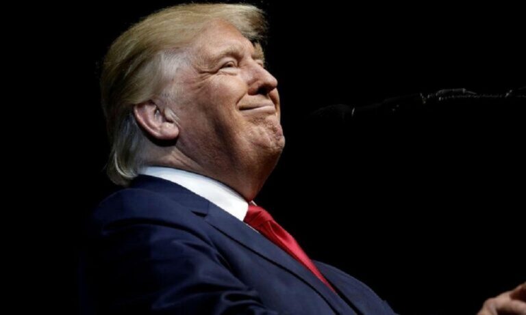 Viral: Ο Τραμπ φόρεσε το παντελόνι του ανάποδα; (vid)