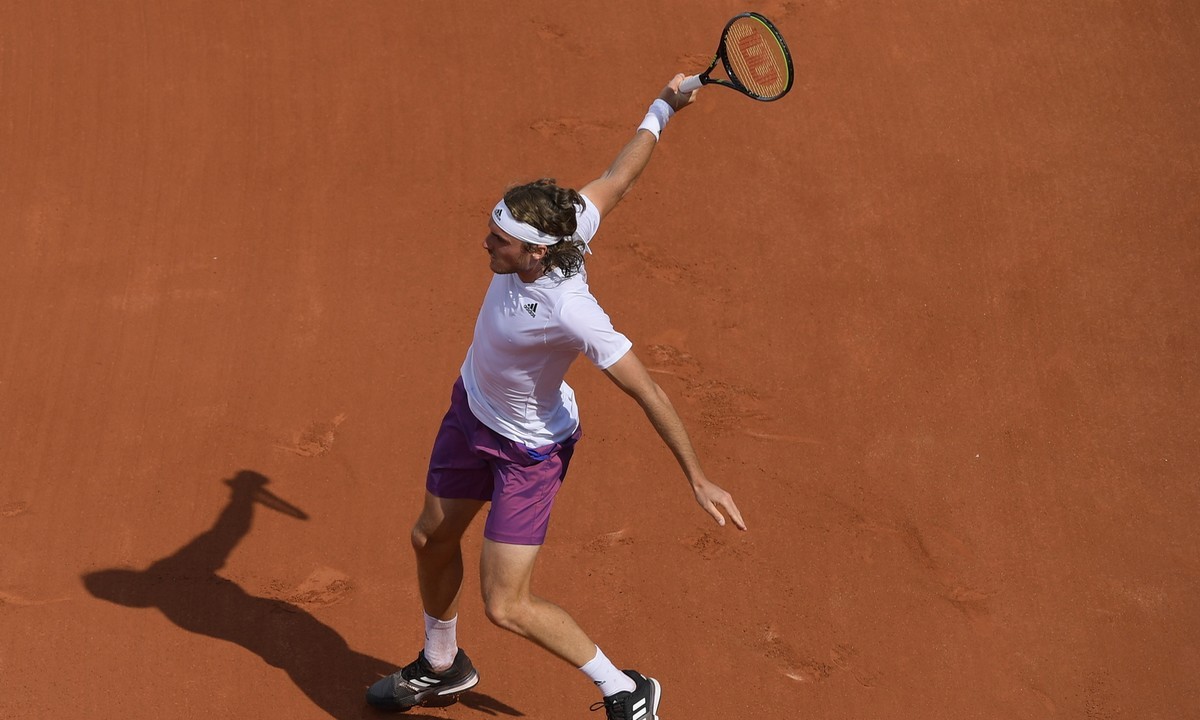 Στα προημιτελικά του Roland Garros προκρίθηκε ο Στέφανος Τσιτσιπάς ο οποίος νίκησε άνετα με 3-0 σετ Πάμπλο Καρένιο Μπούστα. 