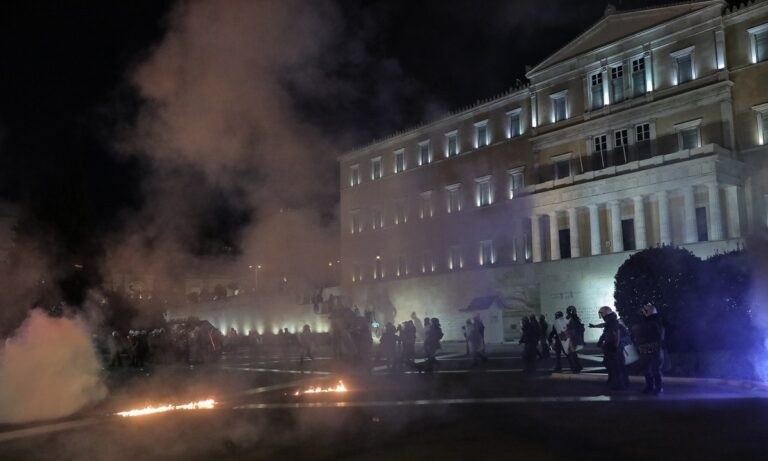 Ψέκασαν με χημικά αντιεμβολιαστές στο Σύνταγμα