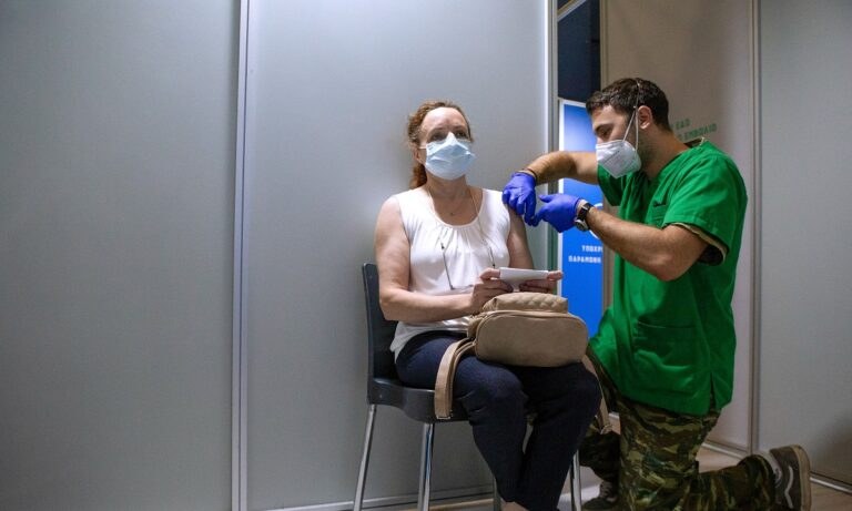 Κορονοϊός – Μετάλλαξη: Έρχεται τρίτη δόση με εμβόλιο! – Δείτε τι ισχύει