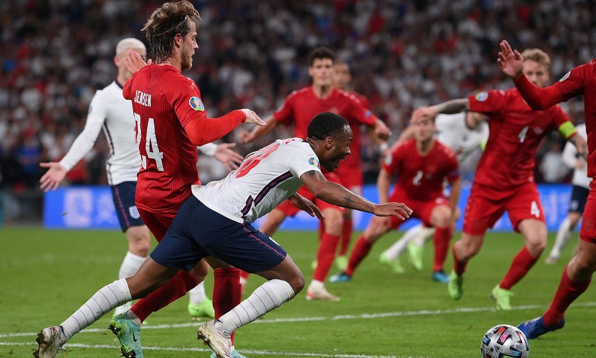 Euro 2020 – Στέρλινγκ: «Με βρήκε στο δεξί μου πόδι, ήταν καθαρό πέναλτι»