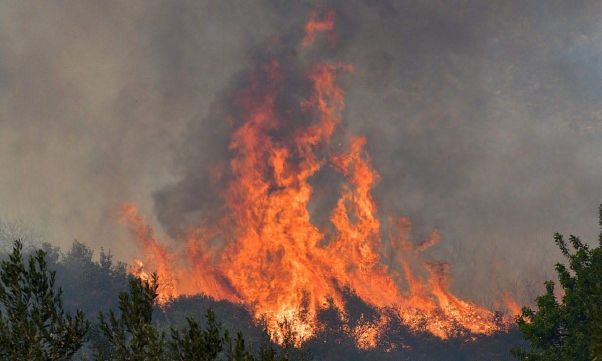 Πυροσβεστική: 49 πυρκαγιές σε ένα 24ωρο, συνεχίζεται η «μάχη» στην Αργολίδα