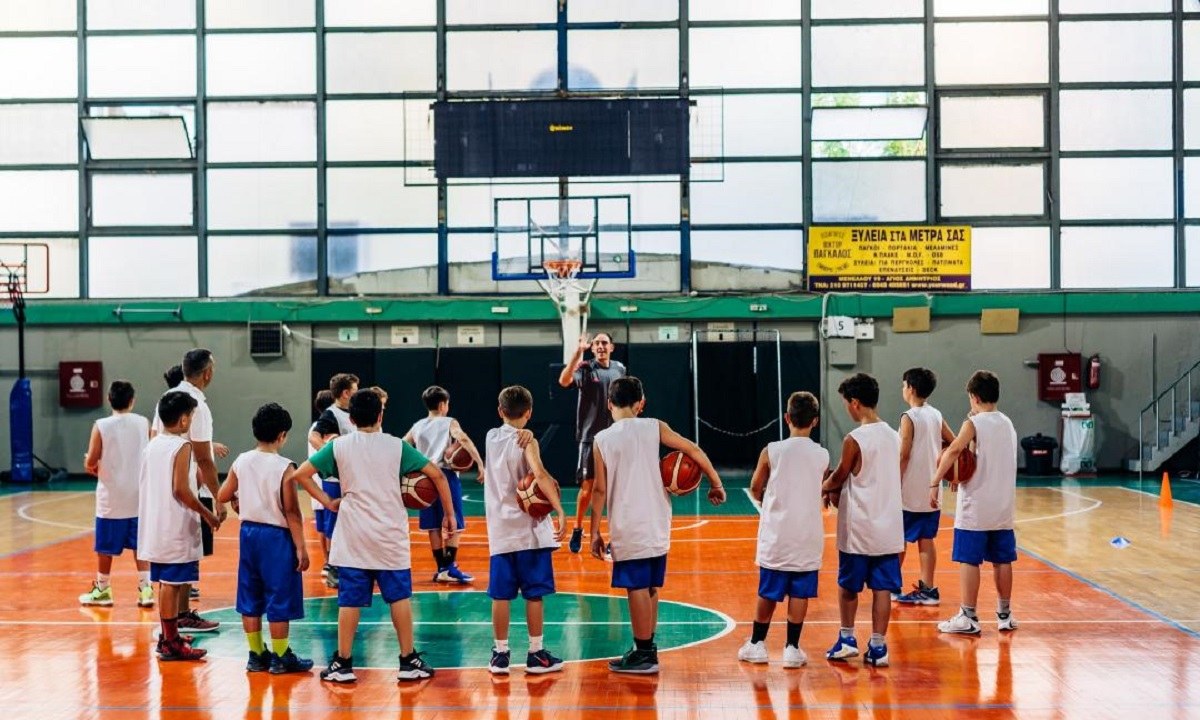 Το απόγευμα της Δευτέρας (5/7) στις σύγχρονες εγκαταστάσεις του Μίλωνα άρχισε το Real Madrid Foundation Basketball Clinic με τη συμμετοχή δεκάδων αθλητών που πήραν μια πρώτη -και πολύ καλή- γεύση της εξειδικευμένης δουλειάς που γίνεται