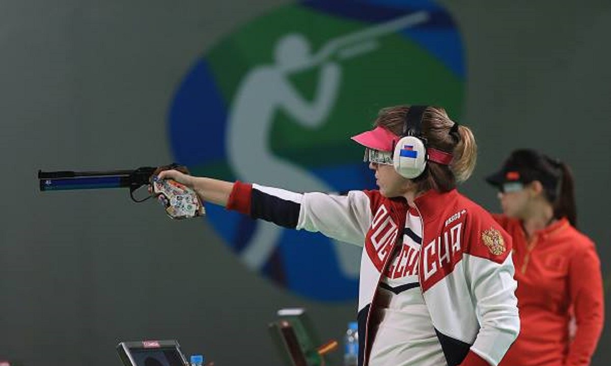 Ολυμπιακοί Αγώνες Τόκιο 2020: Τρέλα για την Ρωσίδα που πήρε το χρυσό αγωνιζόμενη με το χέρι στην τσέπη