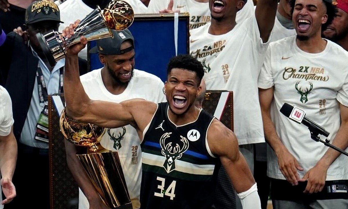 Tι κι αν οι Μπακς του φοβερού Greek Freak έγιναν πρωταθλητές πριν λίγες μέρες, οι στοιχηματικές «προκαλούν» με την απόδοση που προσφέρουν να το σηκώσει ο Γιάννης Αντετοκούνμπο και τη νέα σεζόν! Τι λέτε, αξίζει;