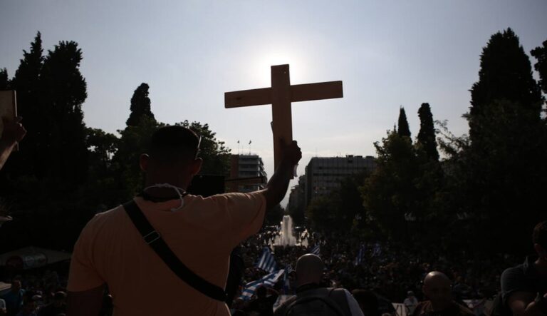 Συγκέντρωση - Σύνταγμα: Τα ΜΜΕ άρχισαν να... ενοχλούνται επειδή οι διαδηλωτές κατά της υποχρεωτικότητας των εμβολίων κρατάνε σταυρούς...