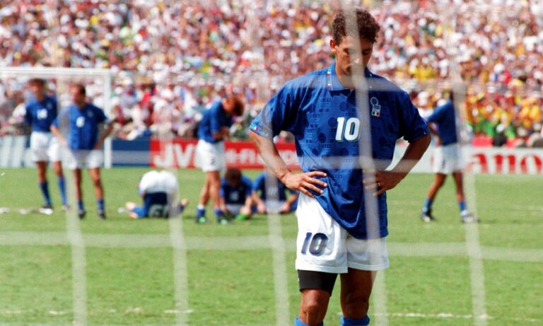 Σαν σήμερα, 17 Ιουλίου 1994, ο Ρομπέρτο Μπάτζιο αστόχησε στο τελευταίο πέναλτι της Ιταλίας και η Βραζιλία πανηγύρισε το 3o παγκόσμιο κύπελλο στην ιστορία της.