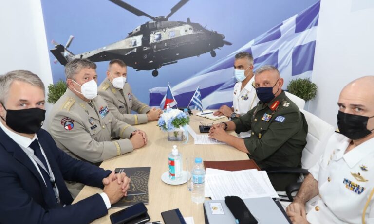 Ελληνοτουρκικά: Το Μνημόνιο Συνεργασίας και οι καθοριστικές συναντήσεις στην έκθεση DEFEA