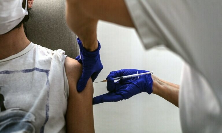 Υποχρεωτικός εμβολιασμός: Όλες οι τελικές ρυθμίσεις – Τι θα γίνει τελικά με τους ανεμβολίαστους