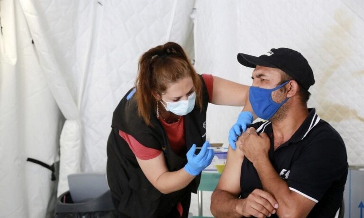 Υποχρεωτικός εμβολιασμός: Αυτά είναι τα υπέρογκα πρόστιμα για τους εργοδότες που απασχολούν ανεμβολίαστους