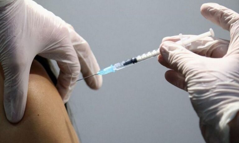 Γιατί νοσούν με κορονοϊό όσοι έχουν εμβολιαστεί – Τι απαντούν καθηγητές του ΕΚΠΑ