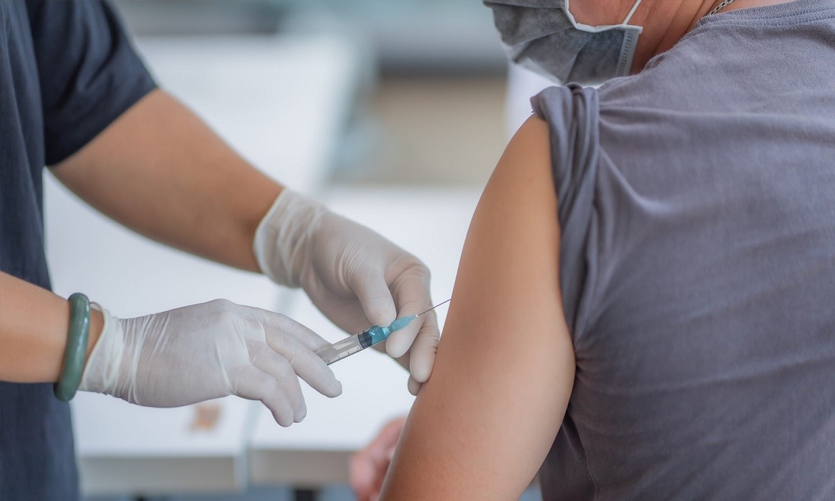 Κορονοϊός – Εμβόλια: Αυτό θα συμβεί αν κολλήσει κάποιος που έχει κάνει και τις δύο δόσεις