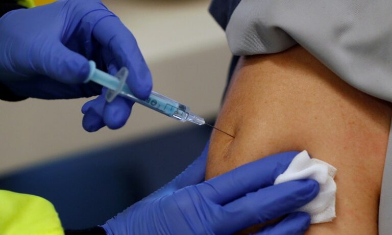 Κορονοϊός: Εγκληματικό - Έχουν εμβολιάσει μόνο το 20% των ευπαθών σε οίκους ευγηρίας