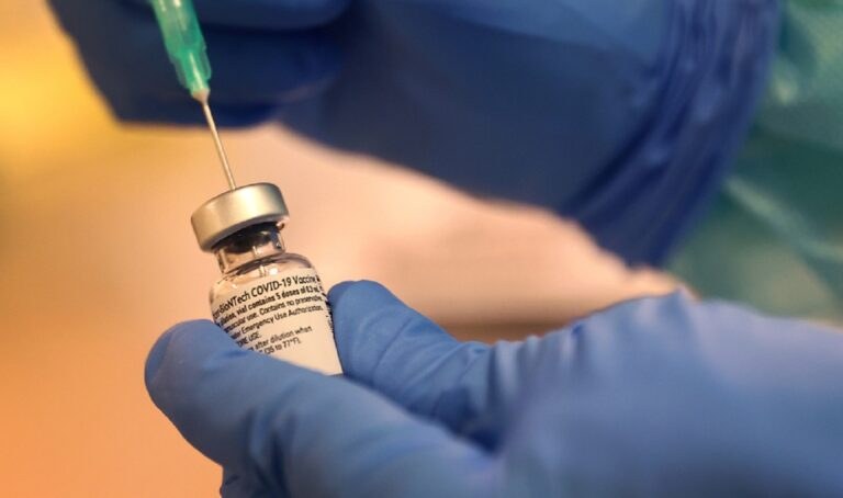 Κορονοϊός – Εμβόλιο: Ποιοι θα χρειαστούν 3η δόση Pfizer/BioNTech και Moderna